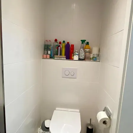 Modern With Free Parking 500m Away Apartment